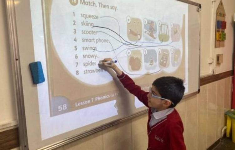 انجام فعالیت‌های کتاب در زنگ زبان عمومی 3