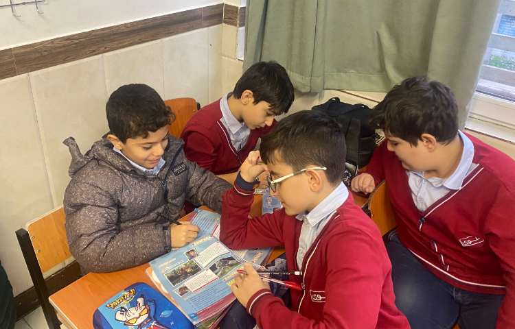 انجام فعالیت‌های کتاب در زنگ زبان عمومی 3