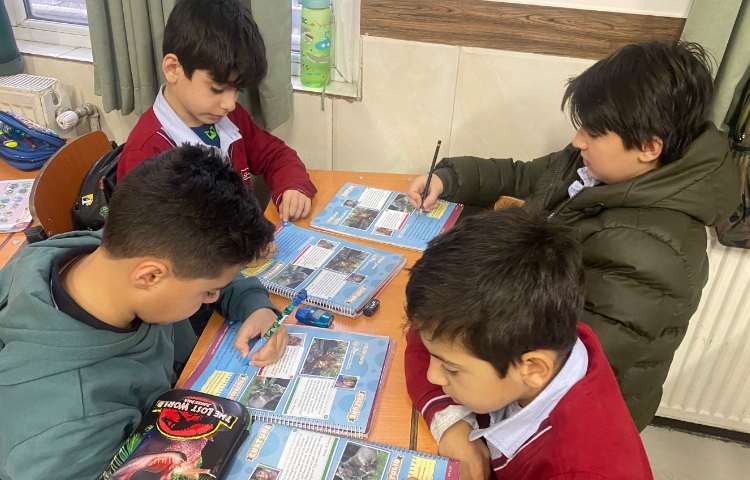 انجام فعالیت‌های کتاب در زنگ زبان عمومی 3