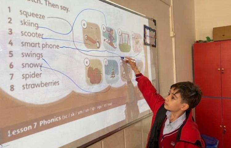 انجام فعالیت‌های کتاب در زنگ زبان عمومی 4