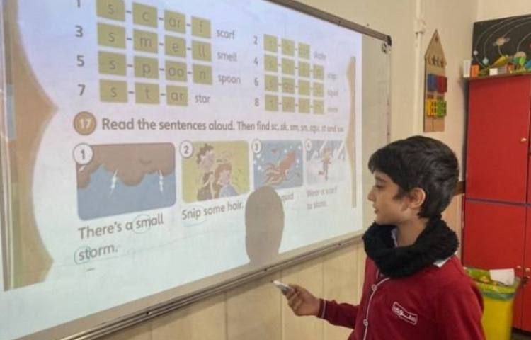 انجام فعالیت‌های کتاب در زنگ زبان عمومی 4