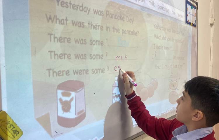 انجام فعالیت‌های کتاب در زنگ زبان عمومی 4