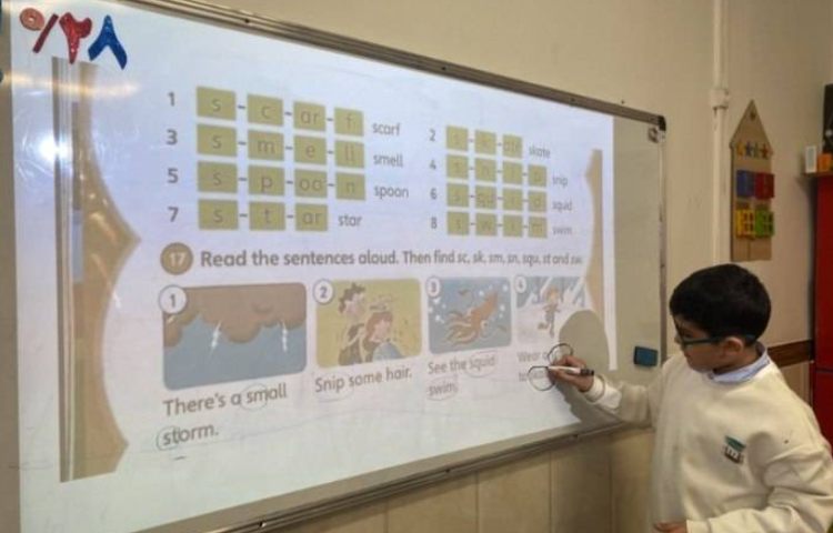 انجام فعالیت‌های کتاب در زنگ زبان عمومی 5