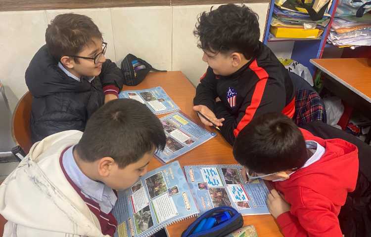 انجام فعالیت‌های کتاب در زنگ زبان عمومی