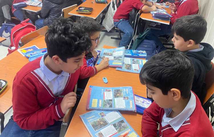 انجام فعالیت‌های کتاب در زنگ زبان عمومی