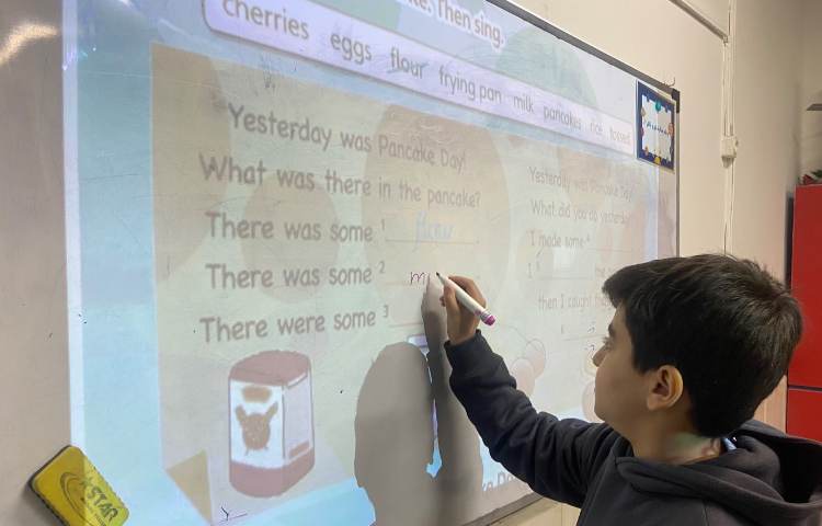 انجام فعالیت‌های کتاب در زنگ زبان عمومی