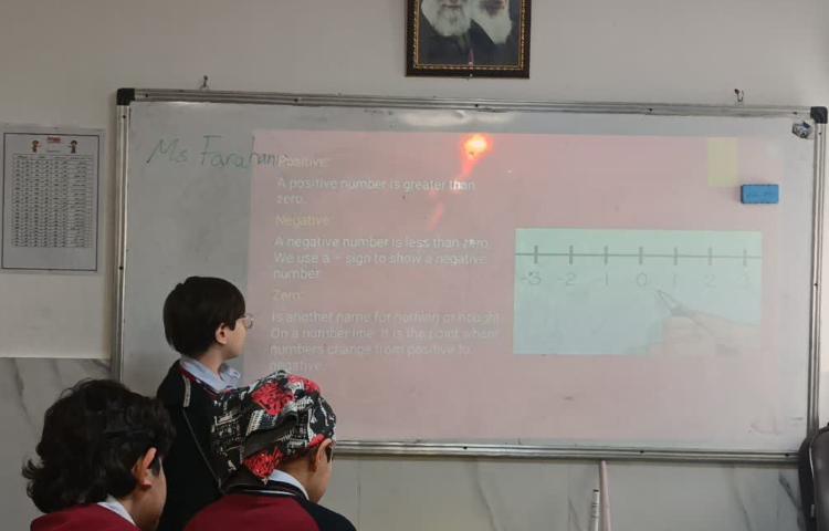 انجام فعالیت‌های کتاب در زنگ Math 1