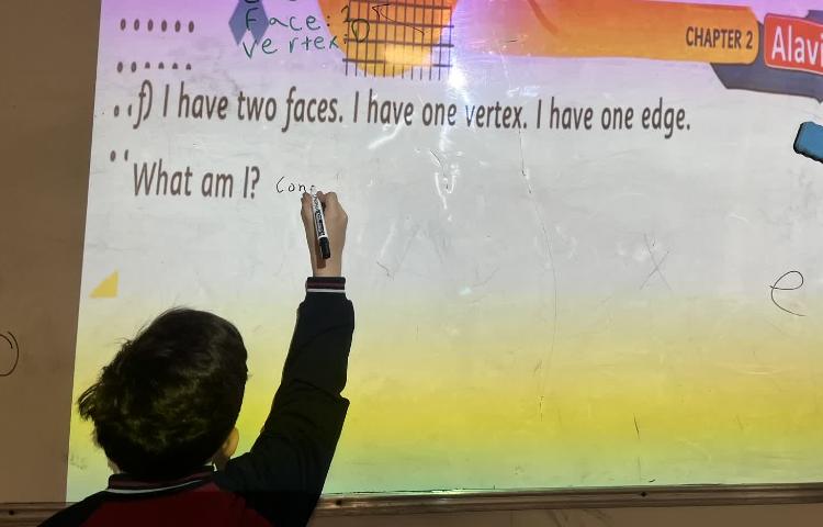 انجام فعالیت‌های کتاب در زنگ Math 2