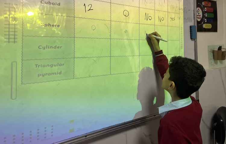 انجام فعالیت‌های کتاب در زنگ Math 2