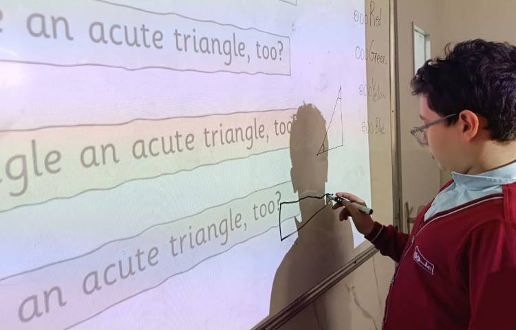 انجام فعالیت‌های کتاب در زنگ Math 2