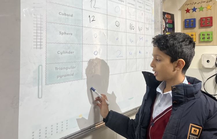 انجام فعالیت‌های کتاب در زنگ Math 3