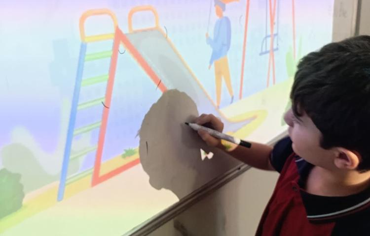 انجام فعالیت‌های کتاب در زنگ Math 3