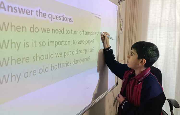 انجام فعالیت‌های کتاب در زنگ General English 3