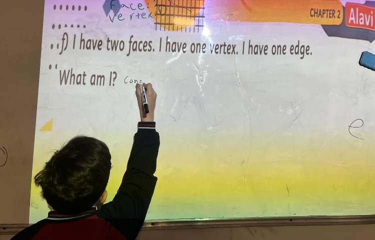 انجام فعالیت‌های کتاب در زنگ Math 4