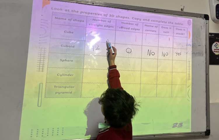 انجام فعالیت‌های کتاب در زنگ Math 4