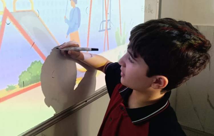 انجام فعالیت‌های کتاب در زنگ Math 4