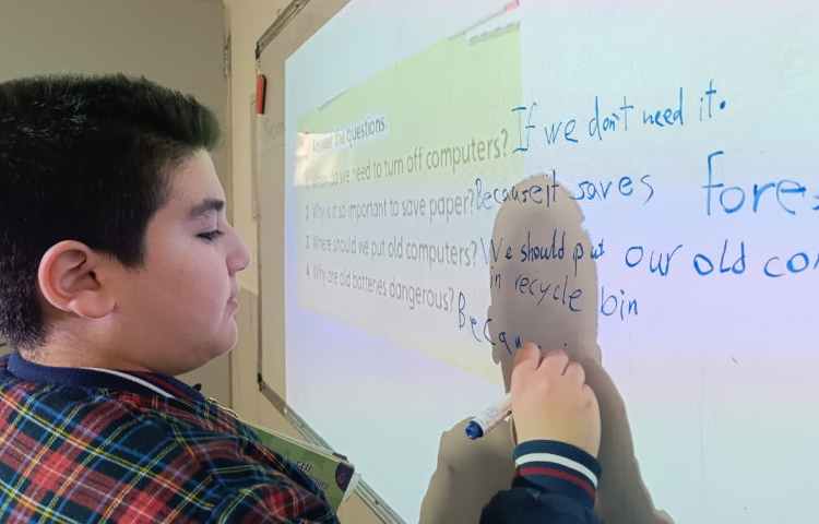 انجام فعالیت‌های کتاب در زنگ General English