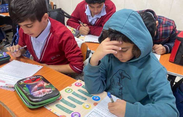 انجام فعالیت‌های کتاب Math در کلاس