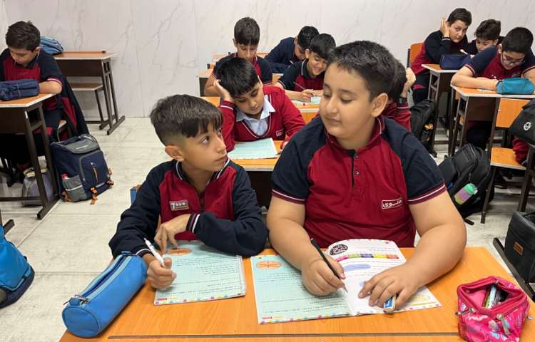 انجام فعالیت‌های کتاب Math در گروه‌های دو نفره 2