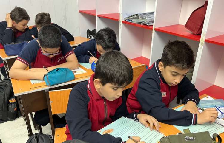 انجام فعالیت‌های کتاب Math در گروه‌های دو نفره 3