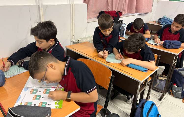 انجام فعالیت‌های کتاب Math در گروه‌های دو نفره 4