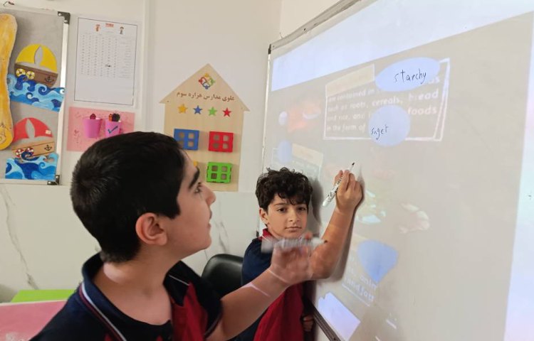 انجام فعالیت‌های کتاب و ارائه‌ی دانش‌آموزان در زنگ Science 3