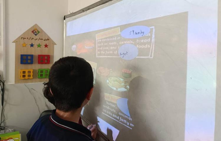 انجام فعالیت‌های کتاب و ارائه‌ی دانش‌آموزان در زنگ Science 5