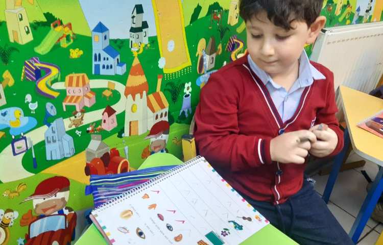 انجام فعالیت‌های کتاب و تمرین حواس پنجگانه-زنگ Science 2