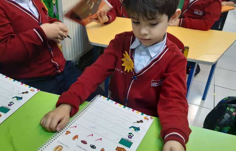 انجام فعالیت‌های کتاب و تمرین حواس پنجگانه-زنگ Science