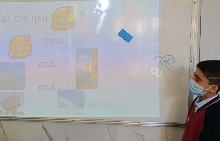 انجام فعالیت‌های کتاب و تمرین شعر در زنگ General English