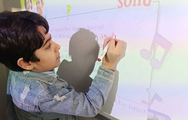 انجام فعالیت‌های کتاب و تمرین گفت‌وگو در زنگ General English