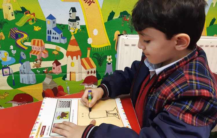 *انجام فعالیت‌های کتاب Math و Pencil Control 6