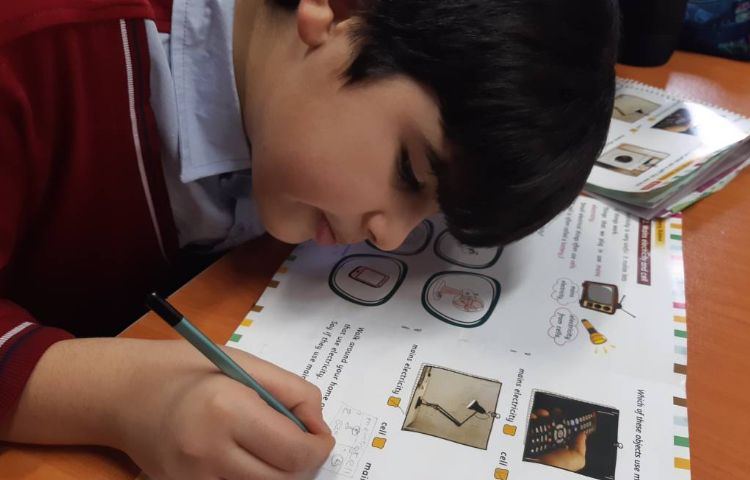 انجام فعالیت‌های کتاب Science 1