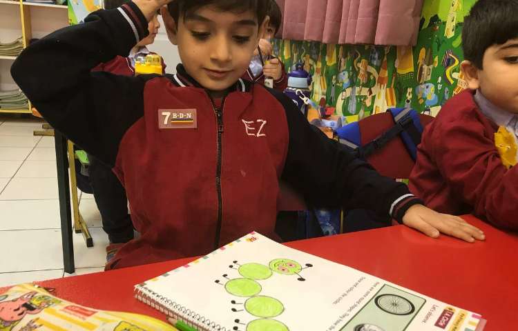 انجام فعالیت‌های کتاب Math 2