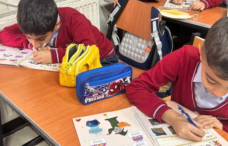 انجام فعالیت‌های کتاب ALV Phonics 3 در کلاس 1