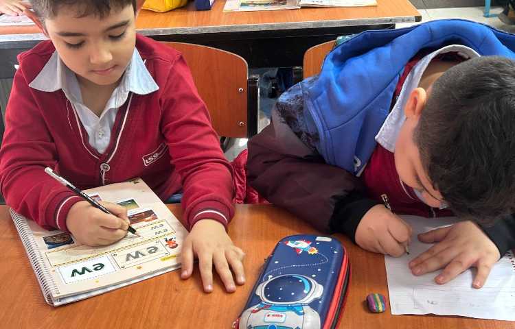 انجام فعالیت‌های کتاب ALV Phonics 3 در کلاس 2