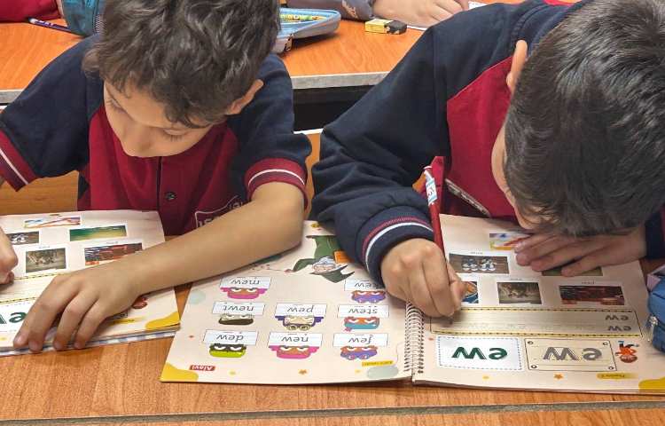 انجام فعالیت‌های کتاب ALV Phonics 3 در کلاس 3