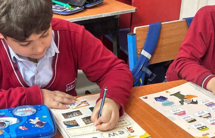 انجام فعالیت‌های کتاب ALV Phonics 3 در کلاس 4