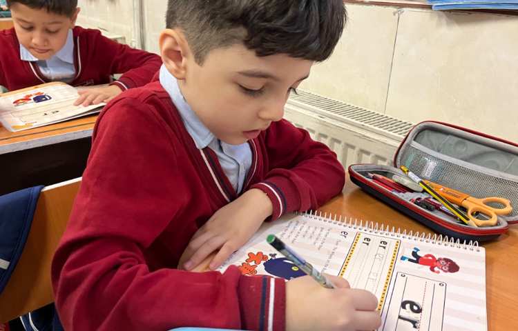 انجام فعالیت‌های کتاب Phonics 3 1