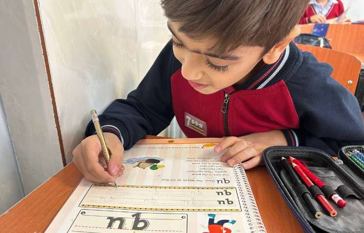 انجام فعالیت‌های کتاب ALV Phonics 3 1