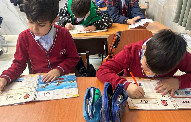 انجام فعالیت‌های کتاب ALV Phonics 3 1