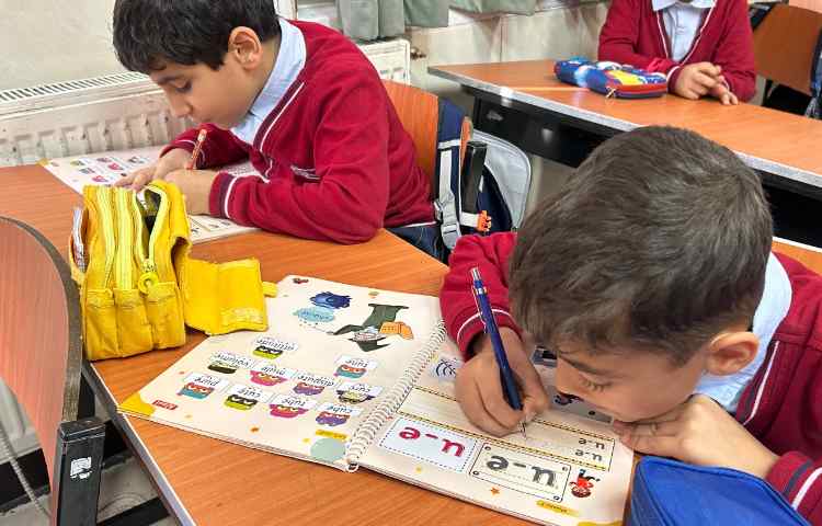 انجام فعالیت‌های کتاب ALV Phonics 3 2