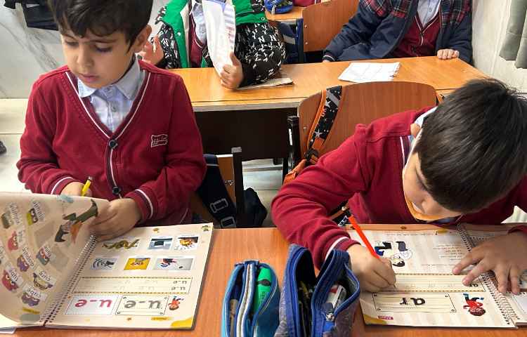 انجام فعالیت‌های کتاب ALV Phonics 3 2