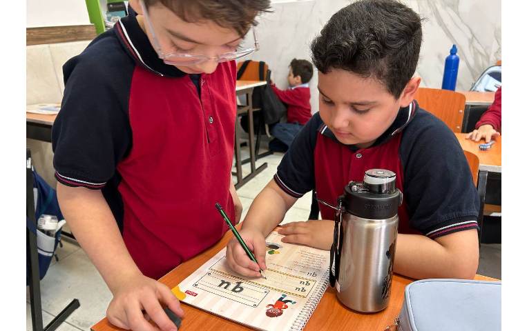 انجام فعالیت‌های کتاب ALV Phonics 3 3