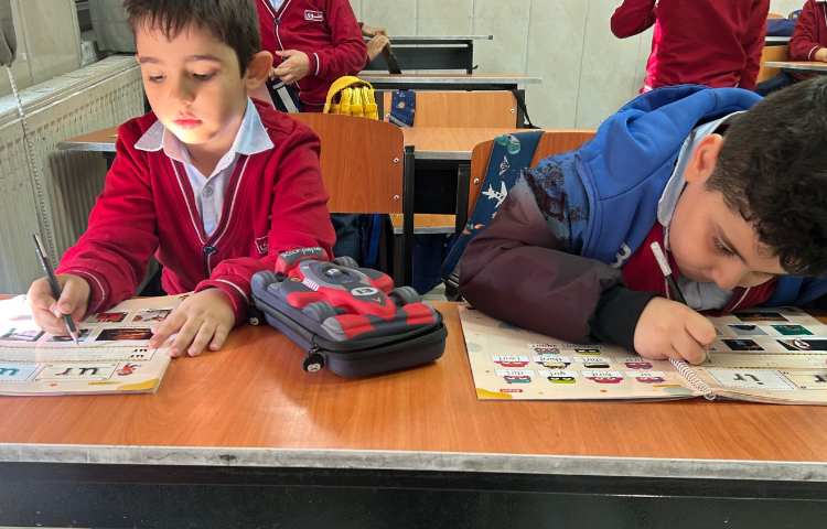 انجام فعالیت‌های کتاب ALV Phonics 3 3