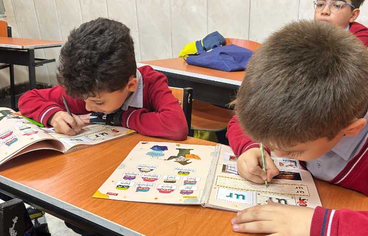 انجام فعالیت‌های کتاب ALV Phonics 3 4