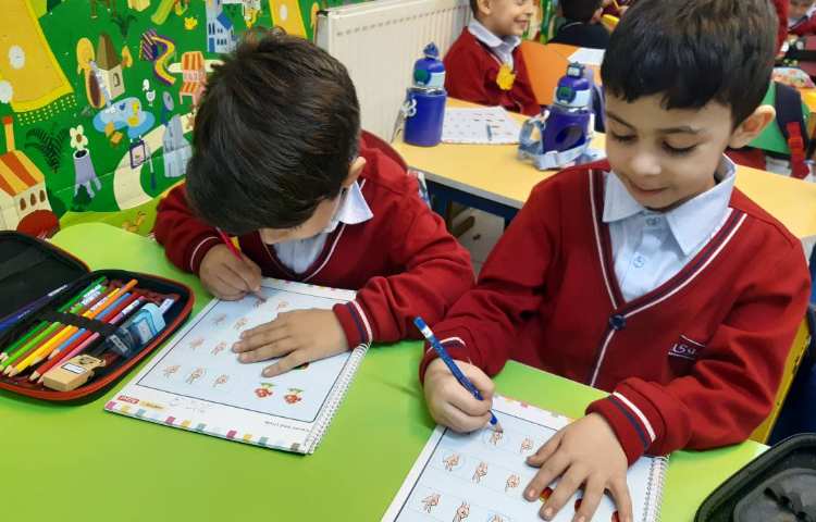 انجام فعالیت‌های کتاب Math 3