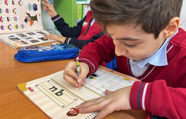 انجام فعالیت‌های کتاب ALV Phonics 3