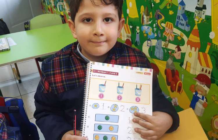 انجام فعالیت‌های کتاب Math 3