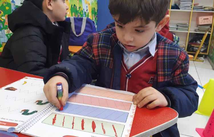 انجام فعالیت‌های کتاب Pencil Control 3